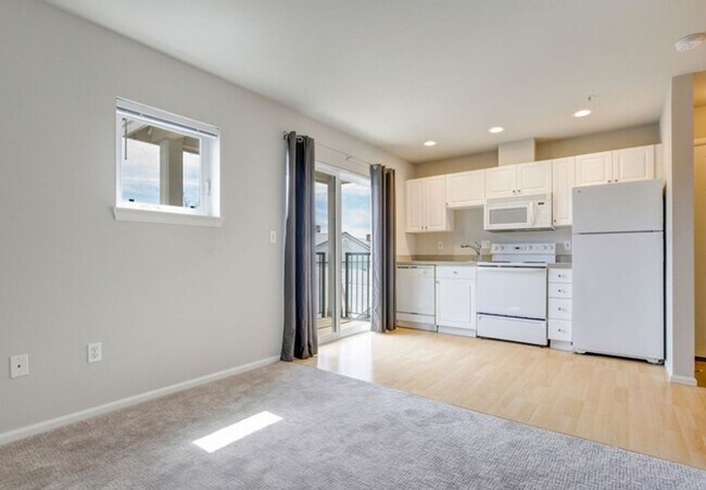 Building Photo - Top Floor Mini Studio, Tangletown-Greenlake