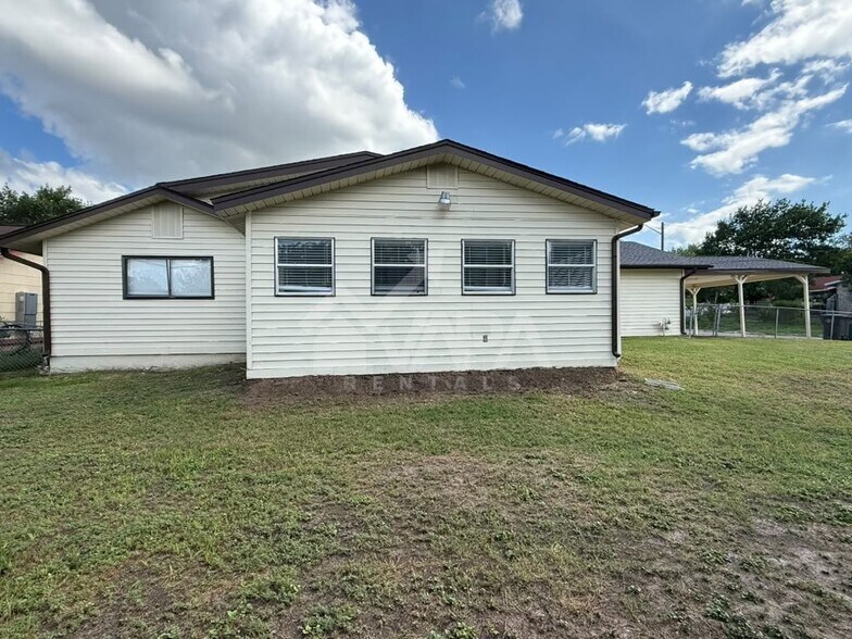 Building Photo - 415 Solar Dr