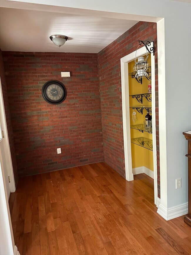 Building Photo - 32 Dana Ave