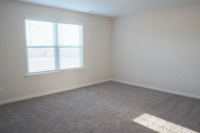 Building Photo - AVAILABLE NOW!