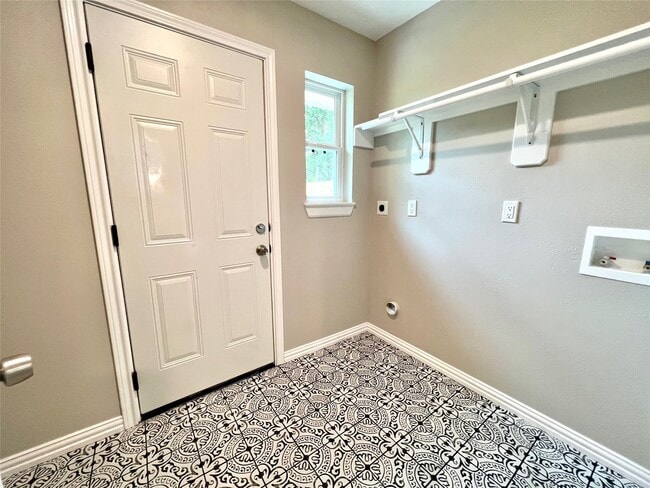 Building Photo - 813 Cedar Lawn Dr