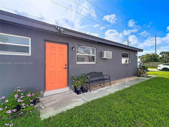 Building Photo - 391 NE 42nd Ct