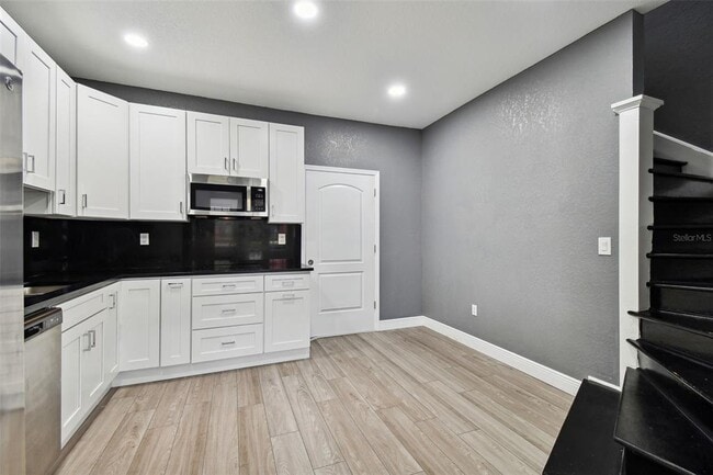 Building Photo - 6810 N Navin Ave