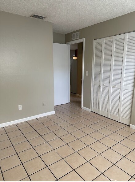 Building Photo - 2826 Green Acres Ave