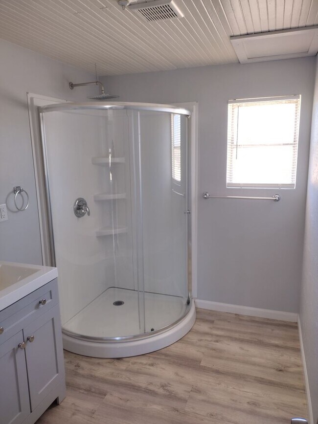 Building Photo - MOVE IN SPECIAL! Newly Remodeled 1 Bedroom