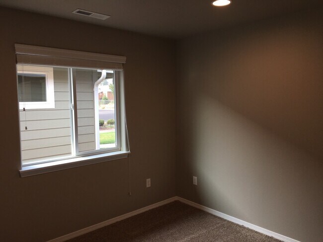 Building Photo - 3 Bedroom / 2 Bathroom Home in Sisters Ore...