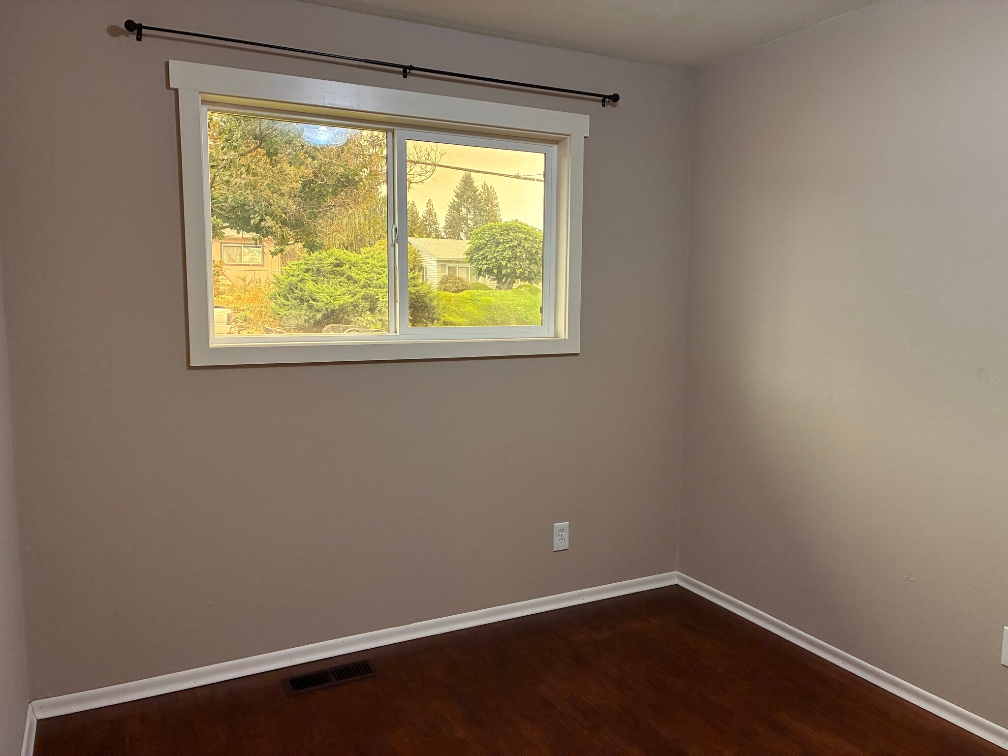 Front bedroom - 484 N Kentucky Ave