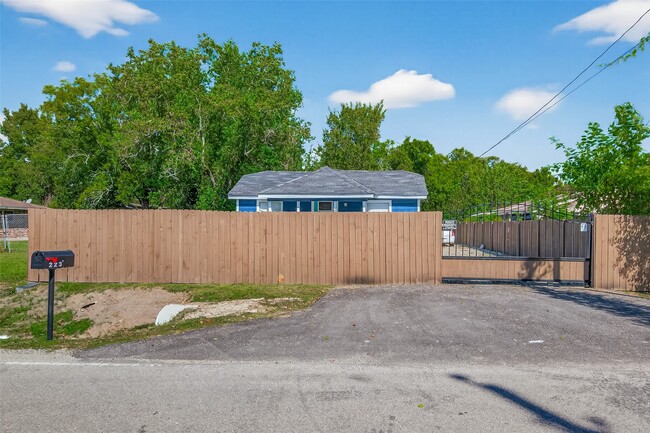 Building Photo - 223 E Melville Dr