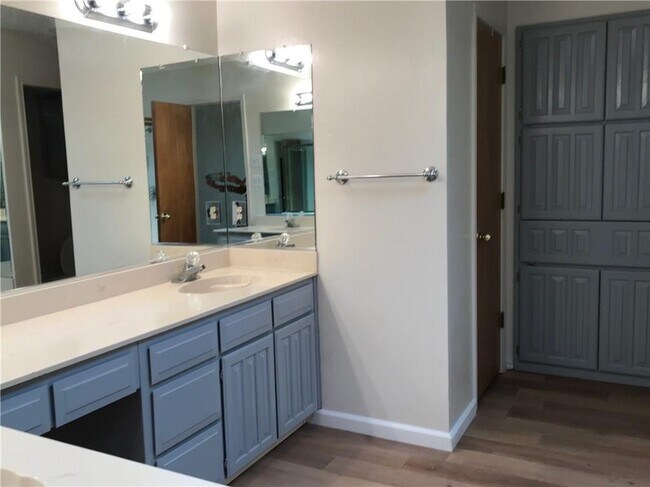 Building Photo - 1406 Briarcrest Dr