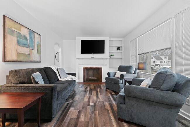 Primary Photo - Flexible Furnished 2 BR 1 BA w/ garage and...