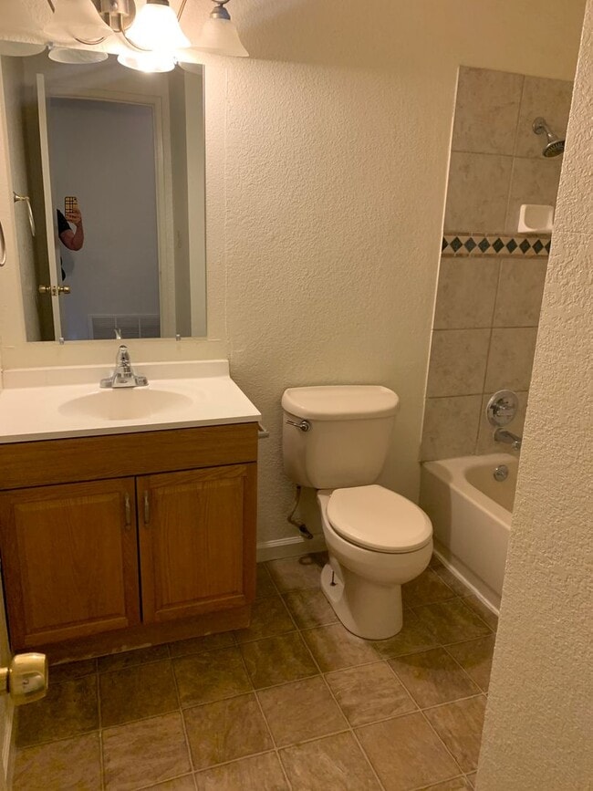 Building Photo - Nice 4 bedroom, 2 bathroom home in Citrus ...