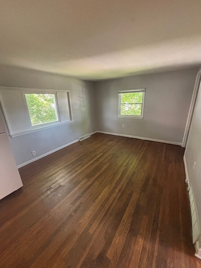 Building Photo - 1 Bedroom Apartment