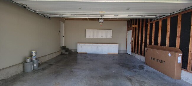 Building Photo - 3 bedroom 3 bathroom house with lots of extras
