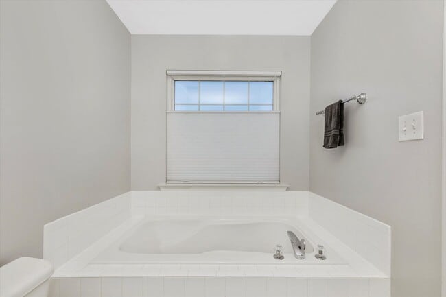 Building Photo - Twin Arch