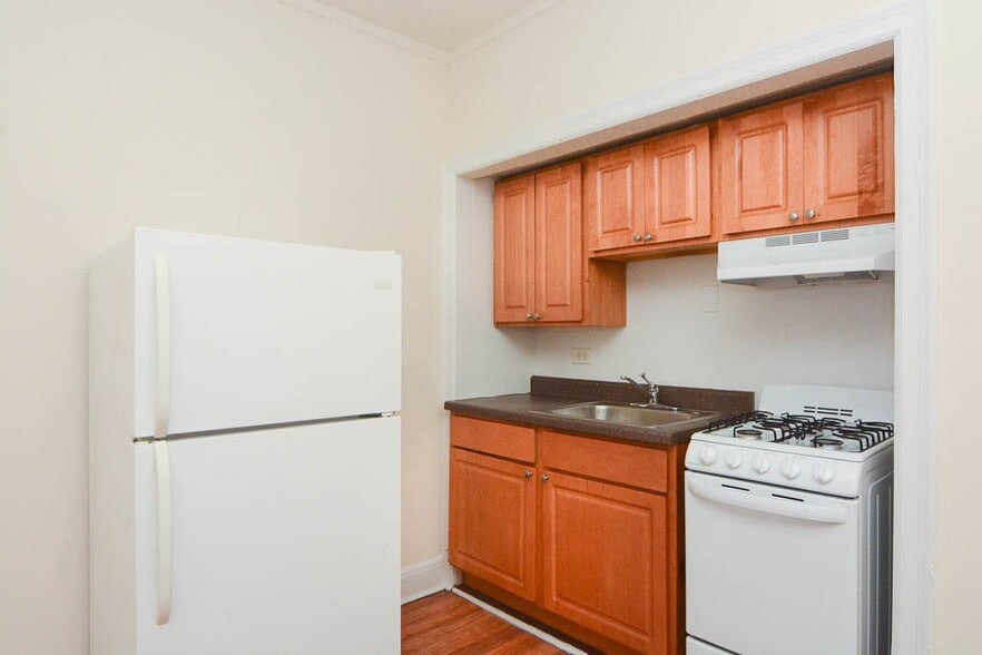 Building Photo - 3335 W Diversey Ave