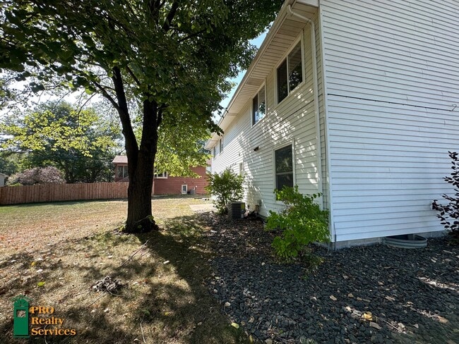 Building Photo - 4 Bedroom Home in Burnsville
