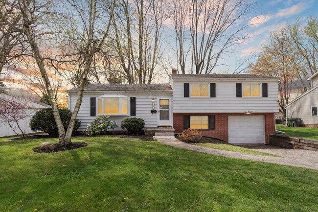 Primary Photo - Beutifully remodeled 3 bedroom home in Maumee