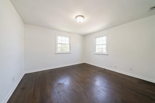 Building Photo - 940 SCHOPMAN Dr
