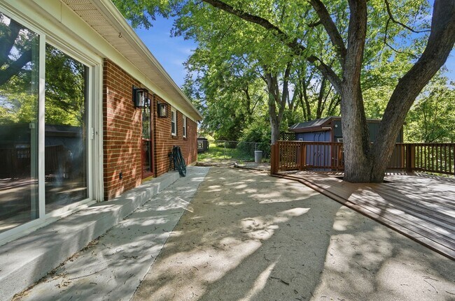 Building Photo - Three Bedroom Home with Great Outdoor Entertainment Space!