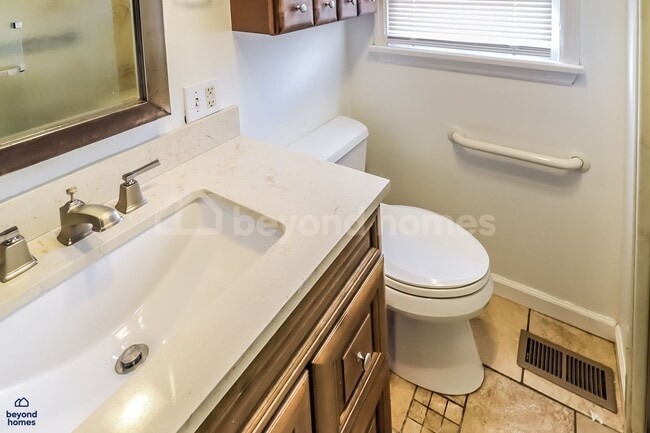 Building Photo - This 3 bedroom / 1 full bath and 1,284 sq feet House will Blow Your Mind!