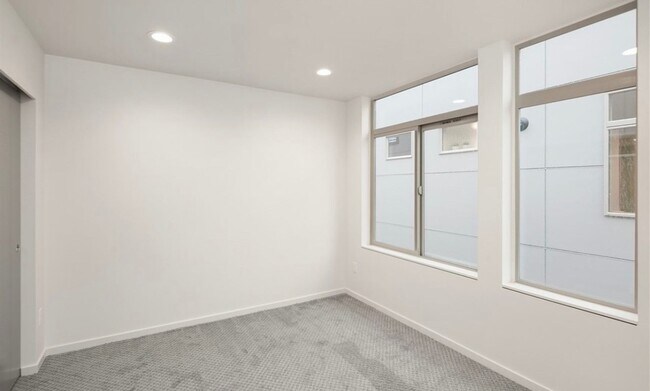 Building Photo - Sophisticated 3 Bedroom Townhome