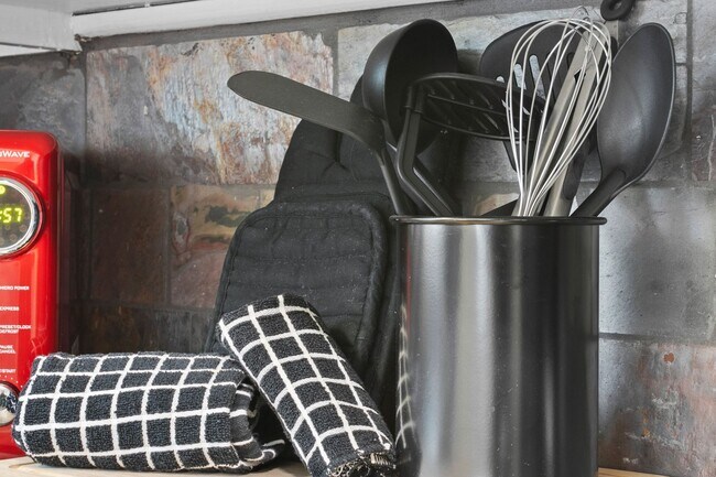 Building Photo - Flexible Furnished 2 BR  utilities included w/ garage