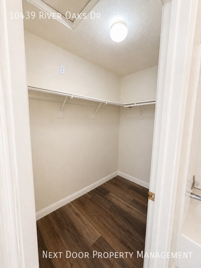 Building Photo - 10439 River Oaks Dr