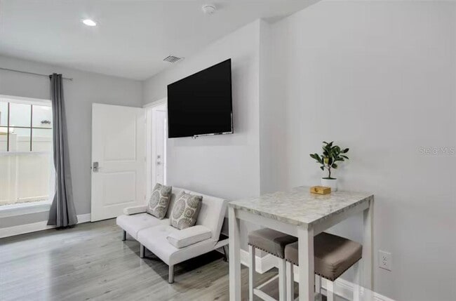 Building Photo - 405 S Westland Ave