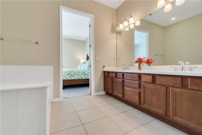 Building Photo - Beautiful WATERFRONT 3 bedrooms Condo located in MetroWest with ELEVATOR! Rare find!