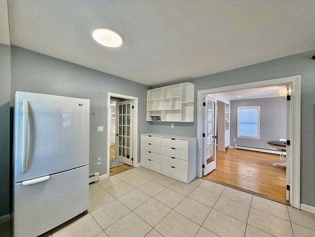 Building Photo - 305 Safford St