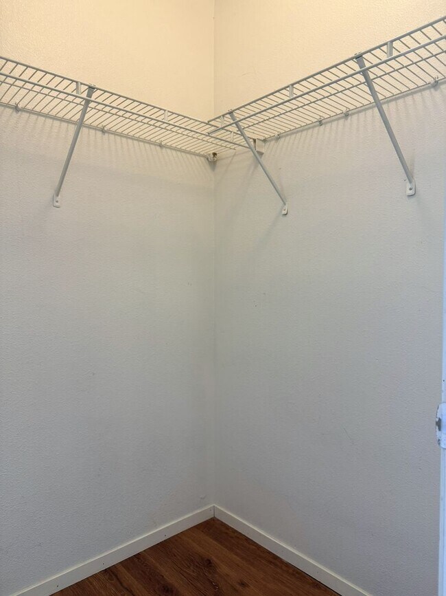 Building Photo - Don’t Miss Out on this 3/2.5 home