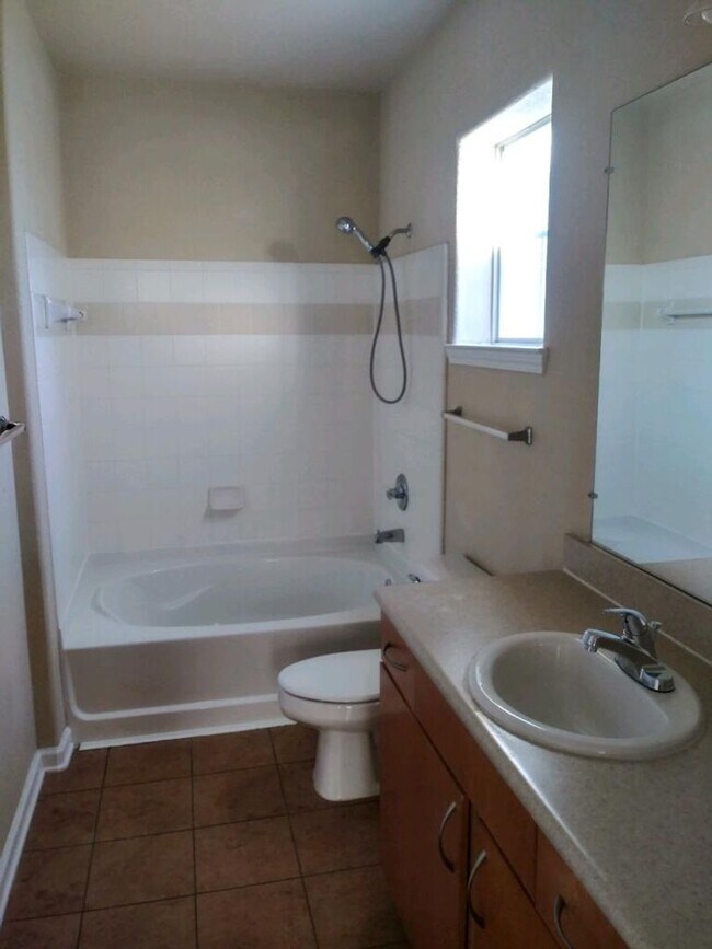 Building Photo - Gardens of Bridgehampton - 2 Bed - 2 bath ...