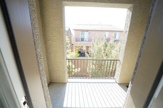 Building Photo - Showings Available Now
