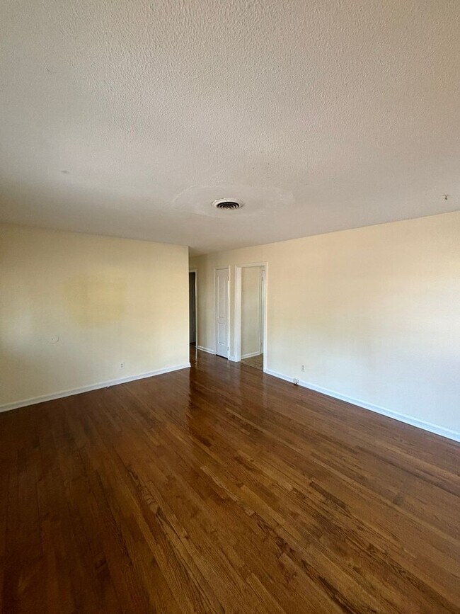 Building Photo - Charming 3 Bed, 1 Bath Home | Available June 22