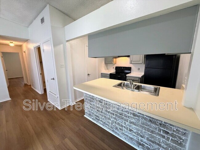 Building Photo - 6845 S Creek Dr