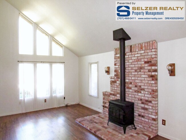 Building Photo - Charming 2-story 2 bedroom home w/ bonus l...