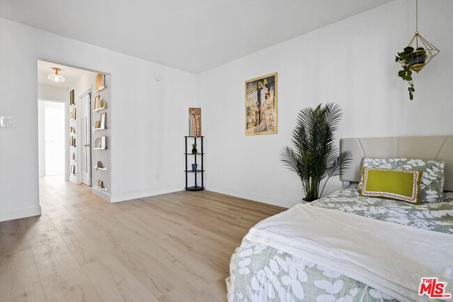 Building Photo - 5245 Coldwater Canyon Ave