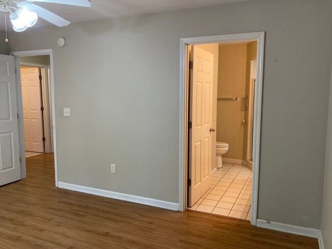 Building Photo - LOCATION LOCATION Location!  Close to Baptist Health Hospital, Shopping, & More