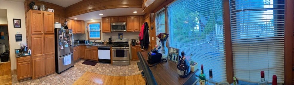 kitchen - 1560 E Irving Plz