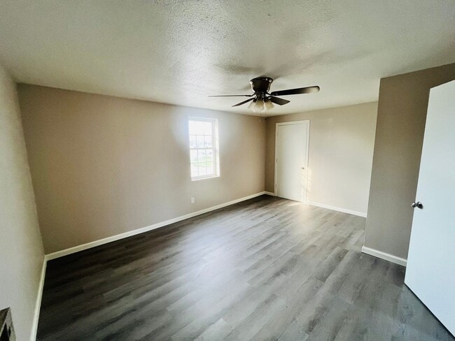 Building Photo - 321 W Main St