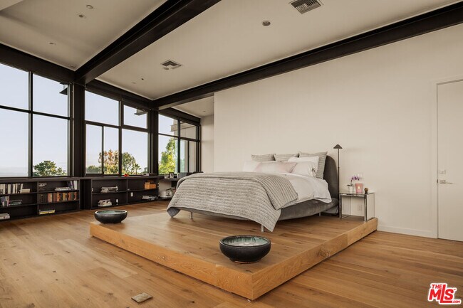 Building Photo - 1406 1/2 N Kenter Ave