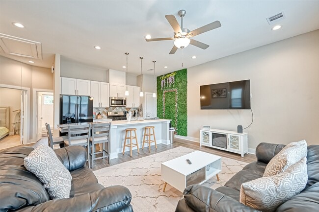 Building Photo - 882 Fortune St