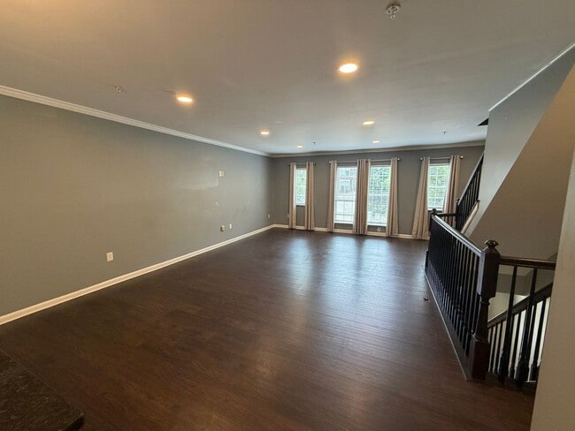 Building Photo - Beautiful Townhome in Seven Oaks!