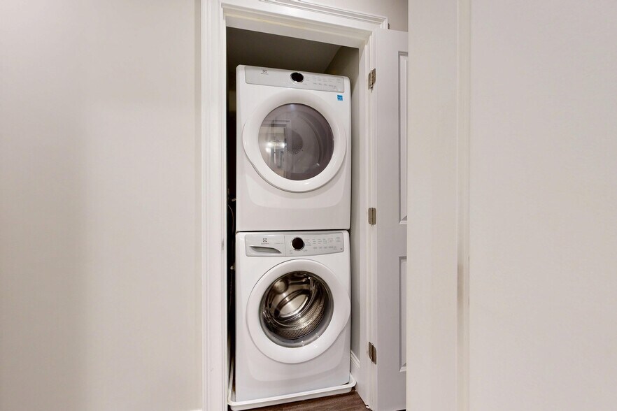 Building Photo - 145 Cottage St