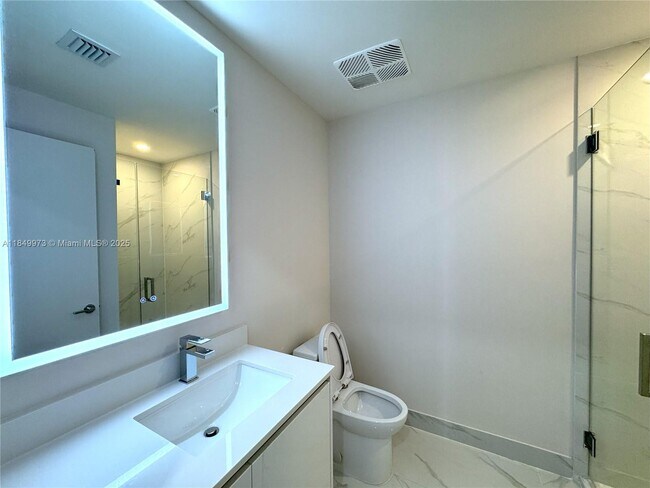 Building Photo - 725 NE 24th St