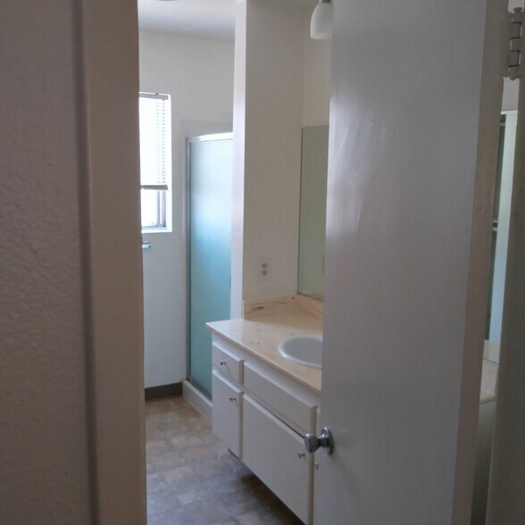 Building Photo - 2208 Gates Ave