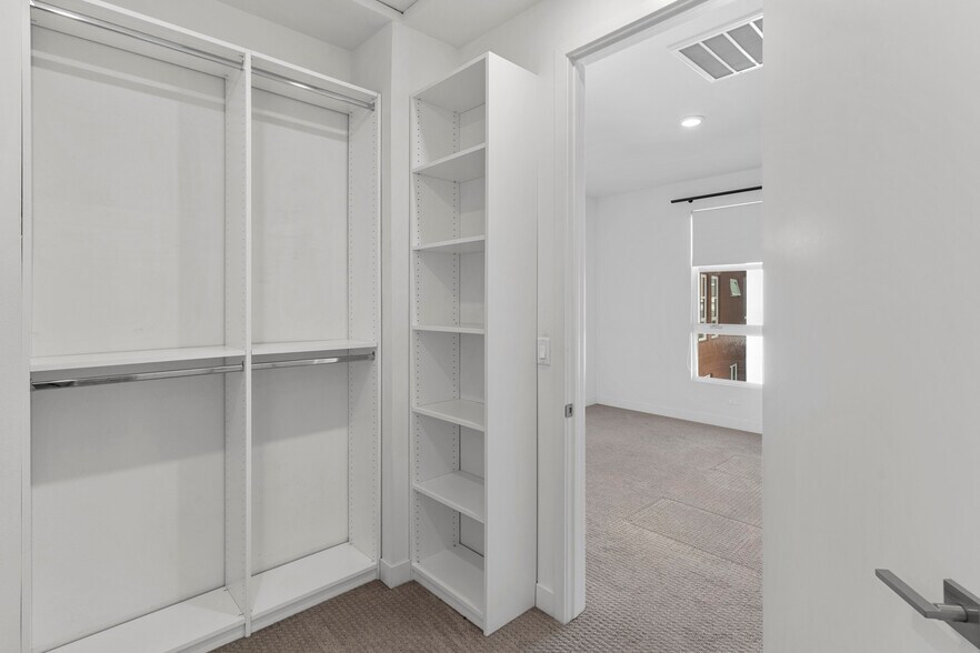 Building Photo - 2700 E Chaucer