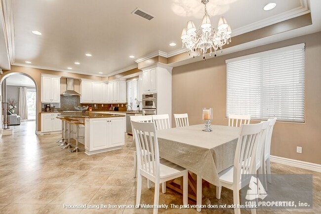 Building Photo - Gorgeous, Large downtown Huntington Beach Vacation Rental