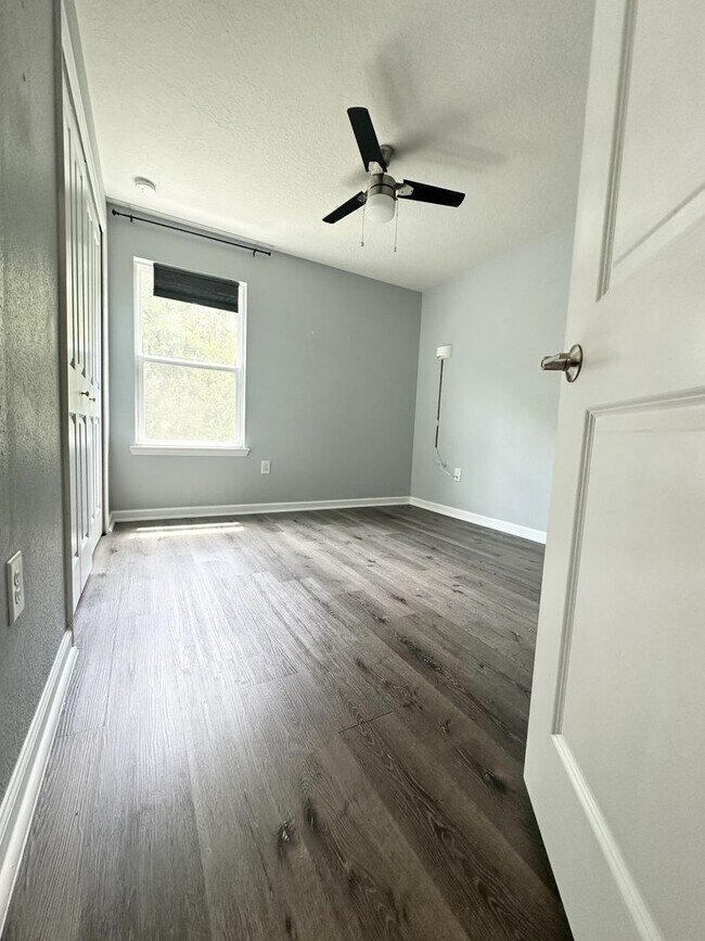 Building Photo - Modern 3-Bedroom Townhome in Gated Communi...
