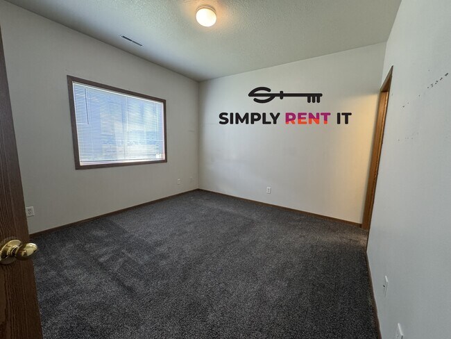 Building Photo - 3 Bedroom 2 Bathroom with Internet!